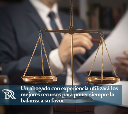 Abogado Experto con Documento y una Balanza