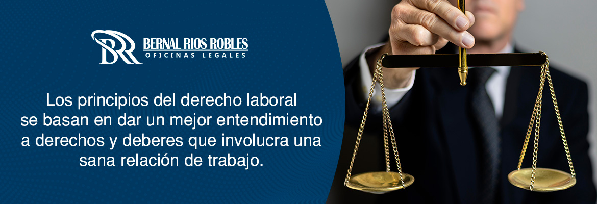 Abogado con Balanza Representa Principios del Derecho Laboral en Costa Rica