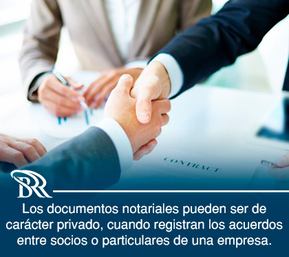 Notario Abogado con Cliente Acuerdan Documentos Notariales en Costa Rica