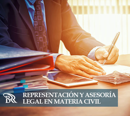 Abogado Experto en Derecho Civil Firmando un Documento