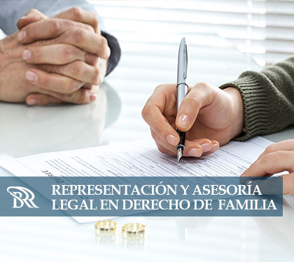 Abogados Expertos en Derecho de Familia Firmando un Documento