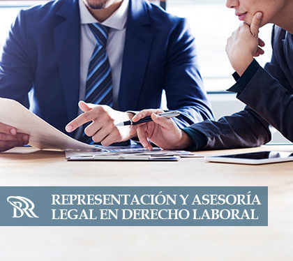 Abogados Expertos en Derecho Laboral Analizando un Documento