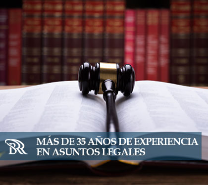 Constitución con Mazo de Abogados