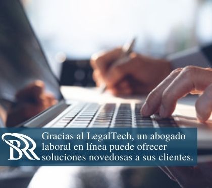 Abogado Laboral en Línea Atendiendo una Consulta