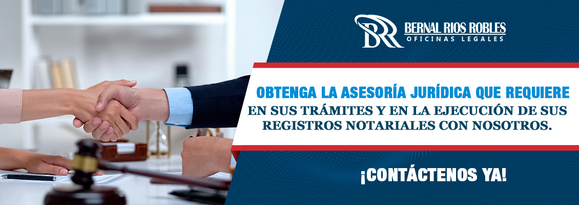 Abogados Inmobiliario, Mobiliario y Registral Dándose la Mano con Cliente