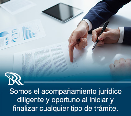 Abogados Inmobiliario, Mobiliario y Magistral Asesorando a Cliente