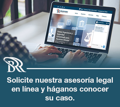 Mujer con Laptop Solicita Asesoría Legal en Línea