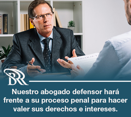 Abogado Defensor con Cliente Esposado