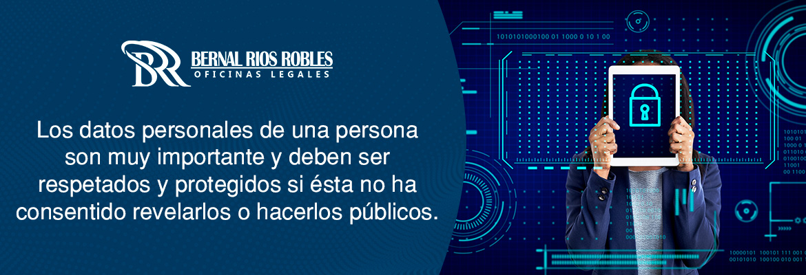 Mujer se Tapa el Rostro con Tablet para Mostrar la Privacidad de los Datos Personales