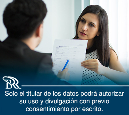 Mujer Expresa por Escrito el Trato de sus Datos Personales en Costa Rica