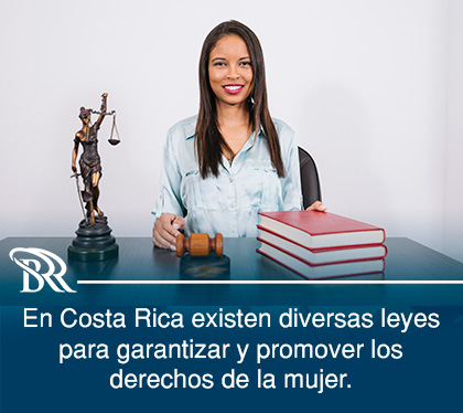 Mujer Abogada Defiende Leyes que Protegen los Derechos de la Mujer en Costa Rica